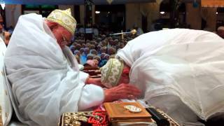 Aqa Burhanuddin embracing Syedna Qutbuddin in Muʿanaqa [upl. by Alyacim610]