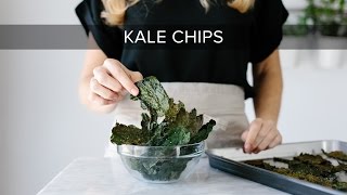 HOW TO MAKE KALE CHIPS  crispy delicious healthy snack [upl. by Cohn841]