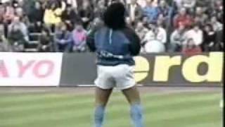 Maradona palleggia e si riscalda a ritmo di Live is life  Opusflv [upl. by Tavie961]